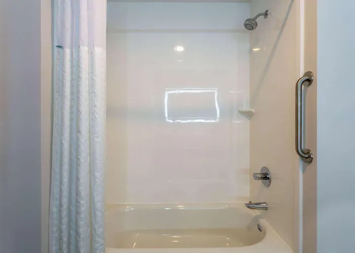 La Quinta & By Wyndham Shorewood