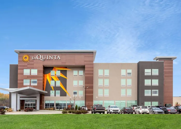 La Quinta & By Wyndham Hotel Shorewood