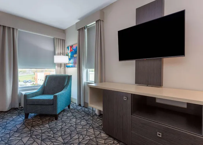 La Quinta & By Wyndham Shorewood