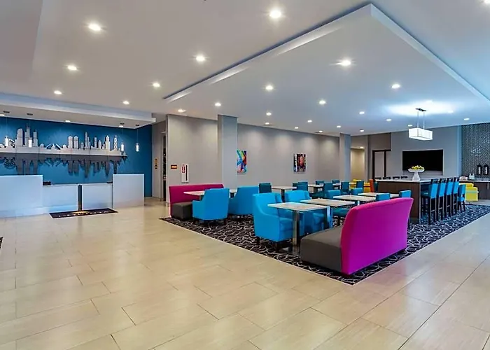 Hotel La Quinta & By Wyndham Shorewood