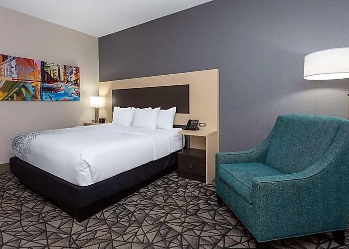 La Quinta & By Wyndham Hotel Shorewood
