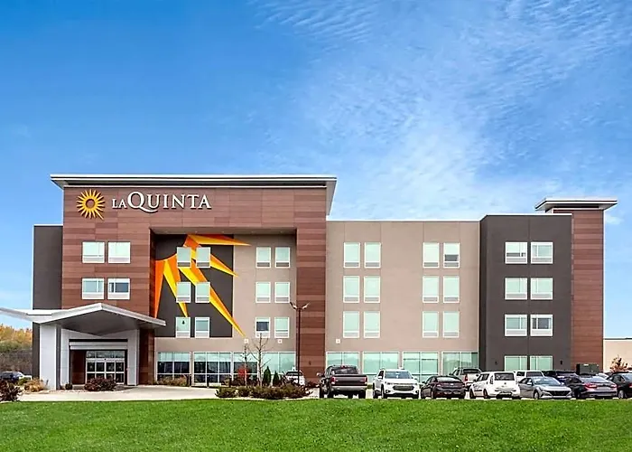 Hotel La Quinta & By Wyndham Shorewood
