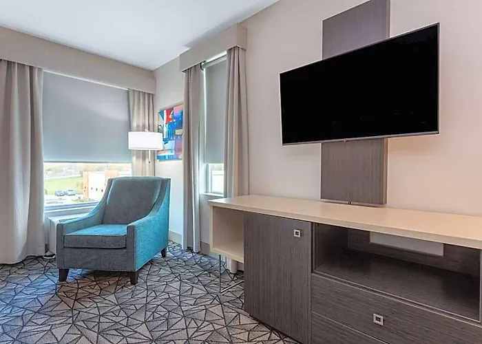 Hotel La Quinta & By Wyndham Shorewood